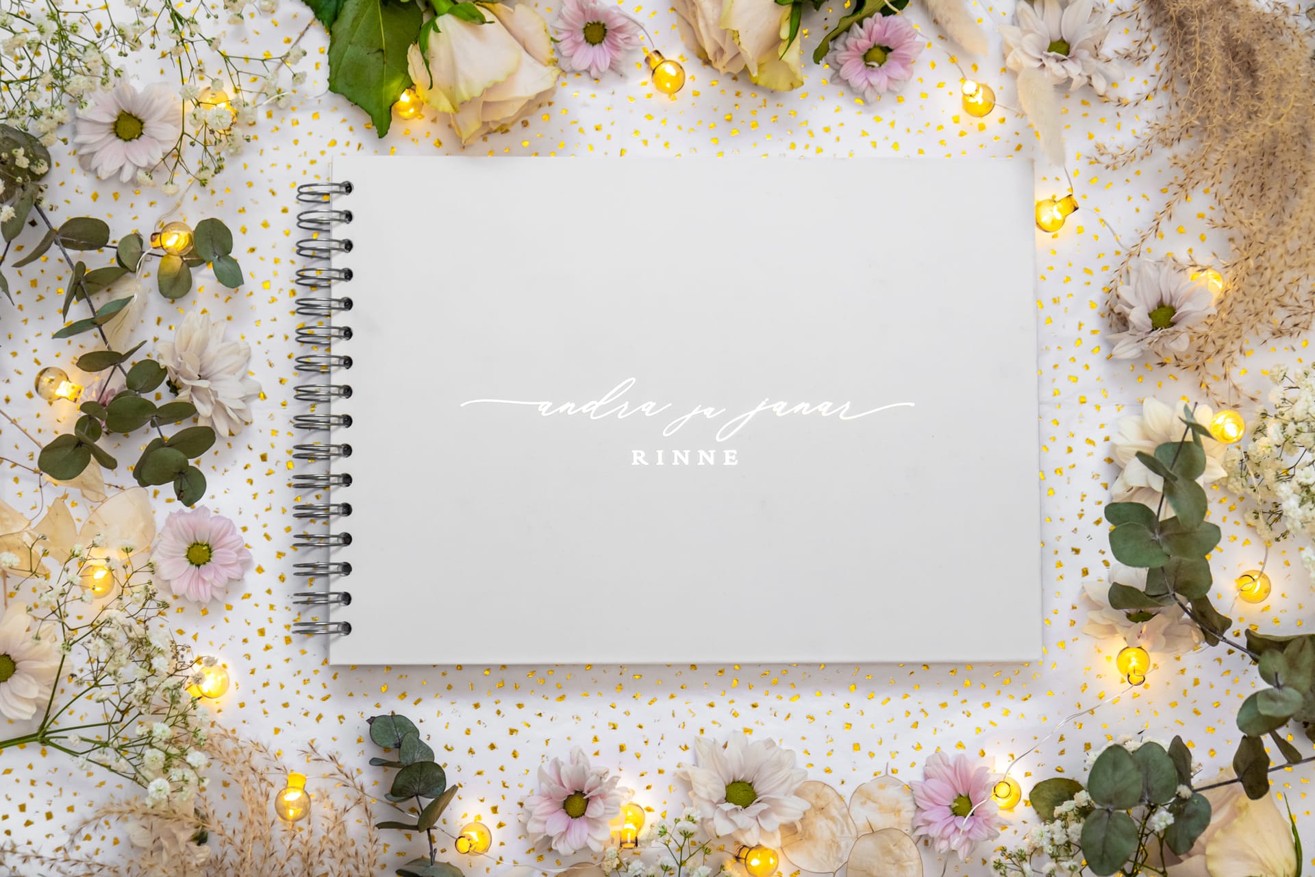 Pealtnäha väga lihtne külalisteraamat, aga sisse kiigates selgub, et hoopis hästi eriline!
Ilmselt kusagil keegi on sellise mõtte peale varem ka tulnud, ent vähemalt esmasel otsimisel tundub, et tegu ei ole kuigi levinud lahendusega. Niisiis soovime head ideed levitada! 👇🏻
Kõigilt pulmakülalistelt tasub nende soovid, mõtted, õnnitlused juba enne pidu kirja paluda panna ning need kenasti raamatusse trükkida. Selleks on päris mitu head põhjust, aga kõige esimene neist, et inimestel on päriselt aega oma mõtteid koondada. Ei ole tarvis peomelu sees midagi rutuga genereerida.
See, kui palju põhjalikke, armsaid, lõbusaid, pisarateni liigutavaid ja armastust tulvil sõnu külalisteraamatu sisse sedasi saab, on tõeliselt ilus 🤍
#pulmad #pulmatrükised #külalisteraamat #külalisteraamatpulmadeks