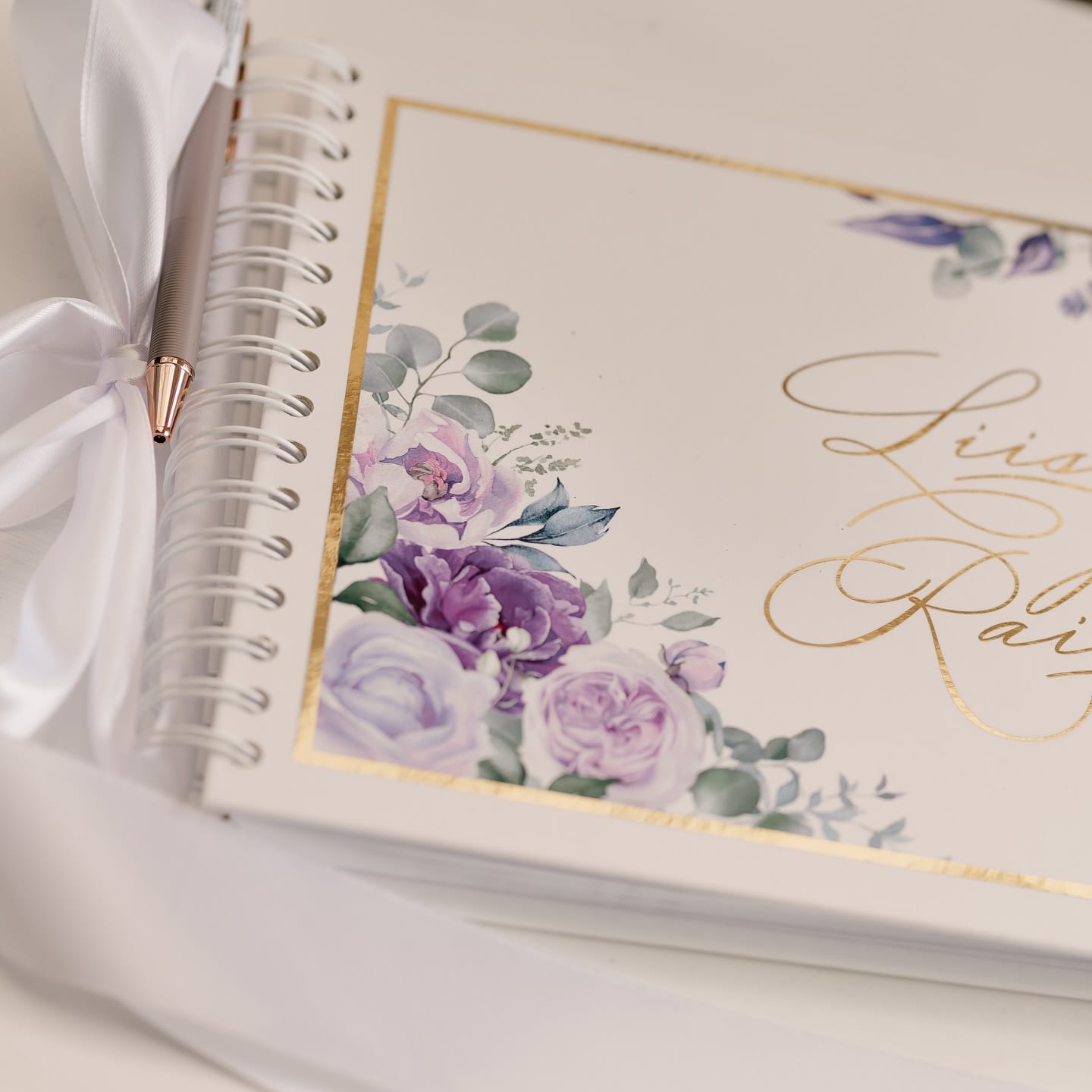 Iga soov selles raamatus on killuke armastust neilt, kes teist kõige rohkem hoolivad. Iga nõuanne on julgustav toetus hetkedeks, kui päike abielutaevas viivuks pilvede taha kaob. Iga kirja pandud peegeldus sellest, kui erilisena näevad teie liitu kõige olulisemad inimesed, on kinnitus ilusale teadmisele, mis teid pulmapäevani tõi 🕊️
#külalisteraamat #pulmatrükised #pulmad